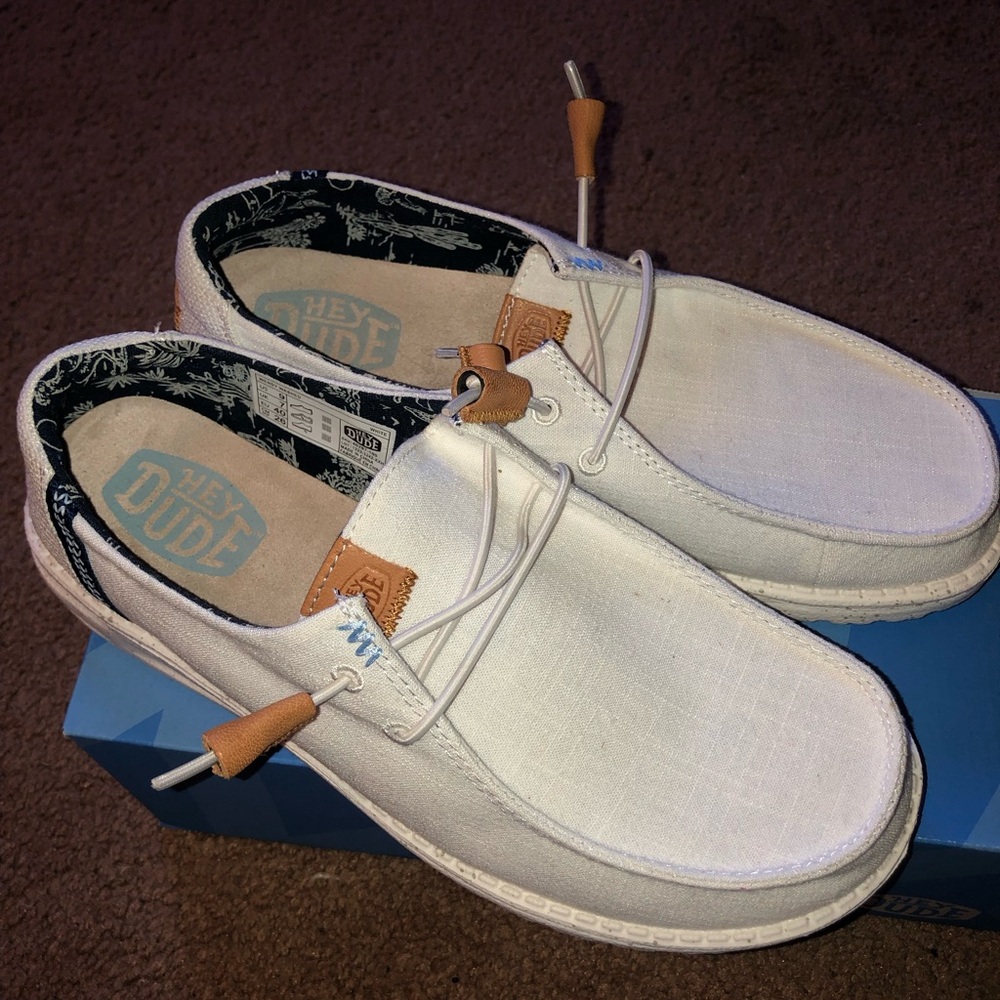 Women’s Hey dude shoes size 9!👟✨